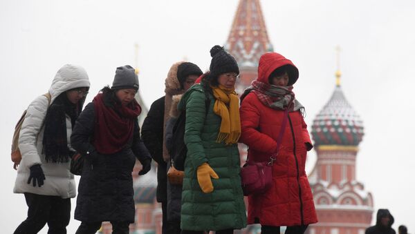 Иностранные туристы на Красной площади в Москве - Sputnik Латвия