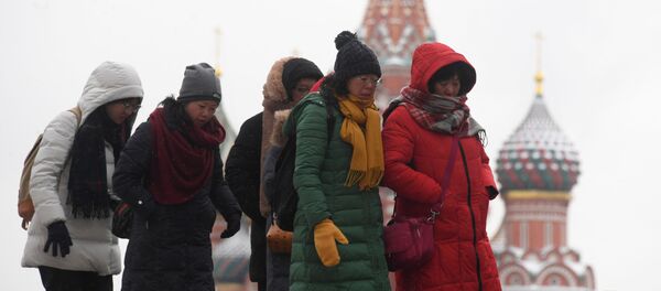 Иностранные туристы на Красной площади в Москве Иностранные туристы на Красной площади в Москве - Sputnik Латвия