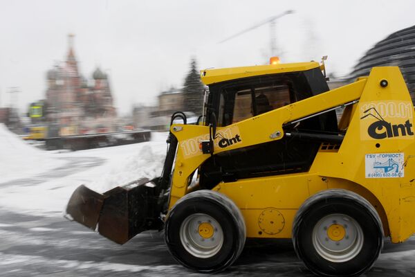 Снегоуборочная техника коммунальных служб во время уборки снега на территории природно-ландшафтного парка Зарядье в Москве - Sputnik Латвия