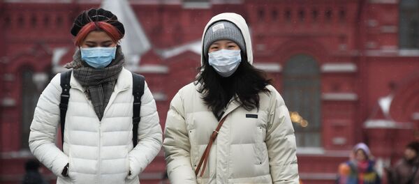 Иностранные туристы в защитных масках на Красной площади в Москве - Sputnik Латвия