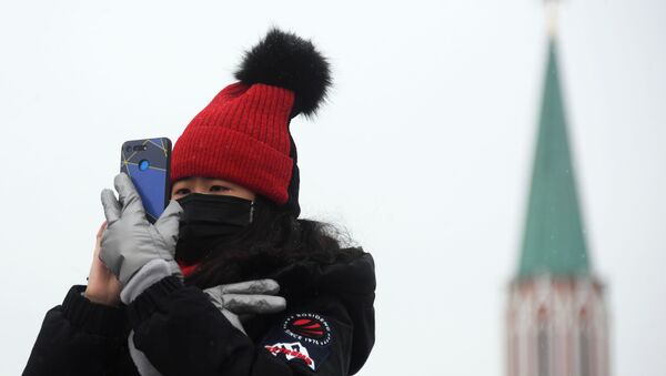 Иностранная туристка в защитной маске на Красной площади в Москве - Sputnik Latvija