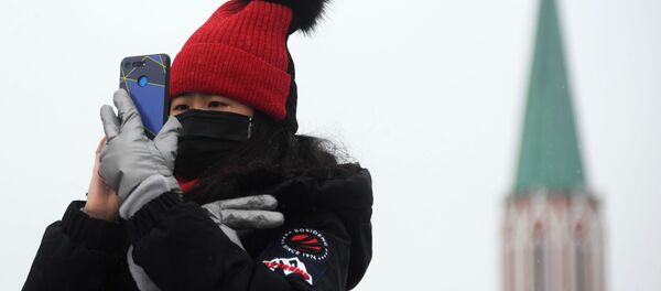 Иностранная туристка в защитной маске на Красной площади в Москве Иностранная туристка в защитной маске на Красной площади в Москве - Sputnik Latvija