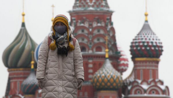 Иностранная туристка в защитной маске на Красной площади в Москве - Sputnik Latvija