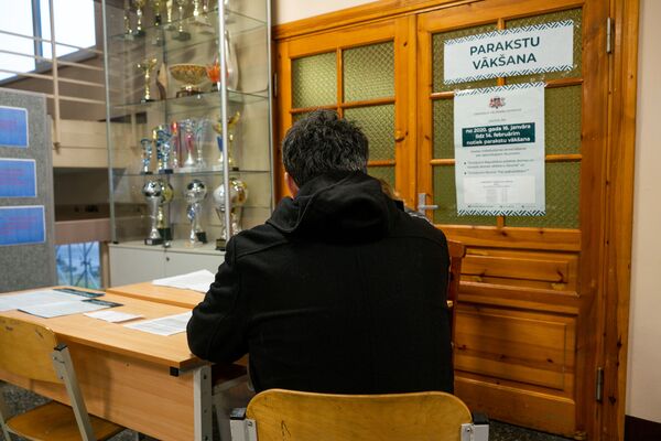 Легче уехать из Латвии, чем проголосовать: как проходит сбор подписей в Плявниеки - Sputnik Латвия