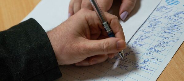 Эта подпись стала 13-й на участке сбора подписей в 92-й школе с момента начала голосования. - Sputnik Латвия