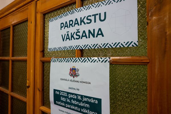 Легче уехать из Латвии, чем проголосовать: как проходит сбор подписей в Плявниеки - Sputnik Латвия