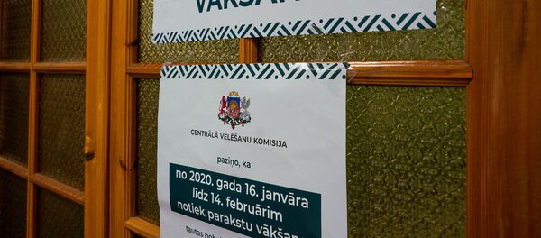 Большие плакаты на государственном языке объясняют, за что собирают подписи.  - Sputnik Латвия