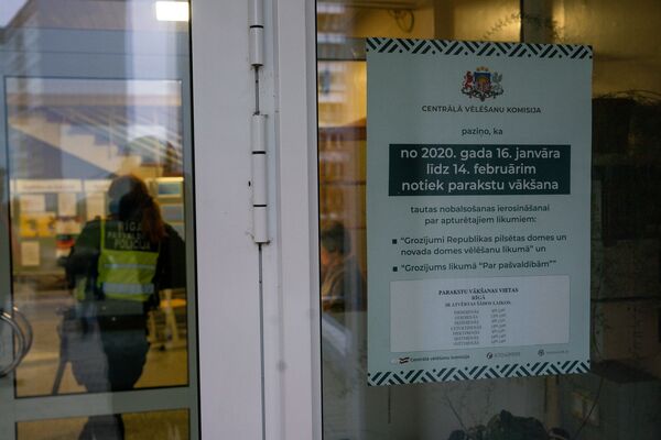 Легче уехать из Латвии, чем проголосовать: как проходит сбор подписей в Плявниеки - Sputnik Латвия