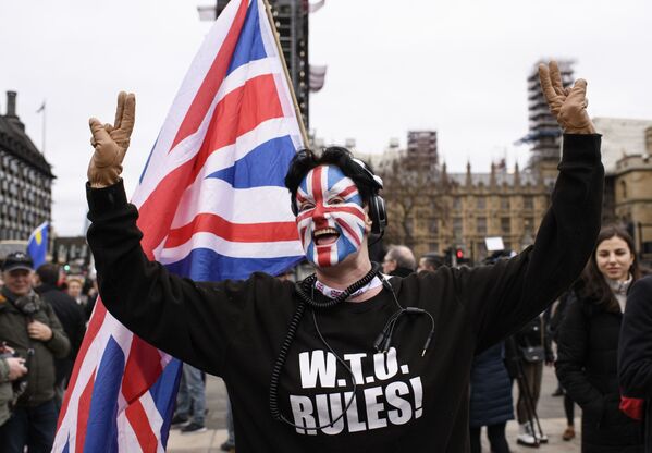 Сторонник Brexit на торжественных мероприятиях, посвященных выходу Великобритании из ЕС (Brexit Party) на площади Парламента в Лондоне вблизи Вестминстерского дворца. - Sputnik Латвия