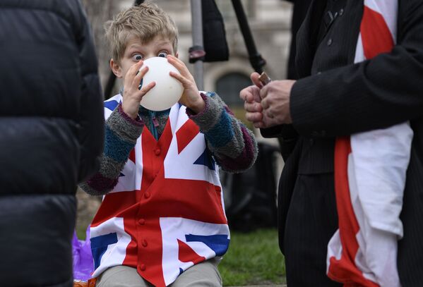 Мальчик на торжественных мероприятиях, посвященных выходу Великобритании из ЕС (Brexit Party). - Sputnik Латвия