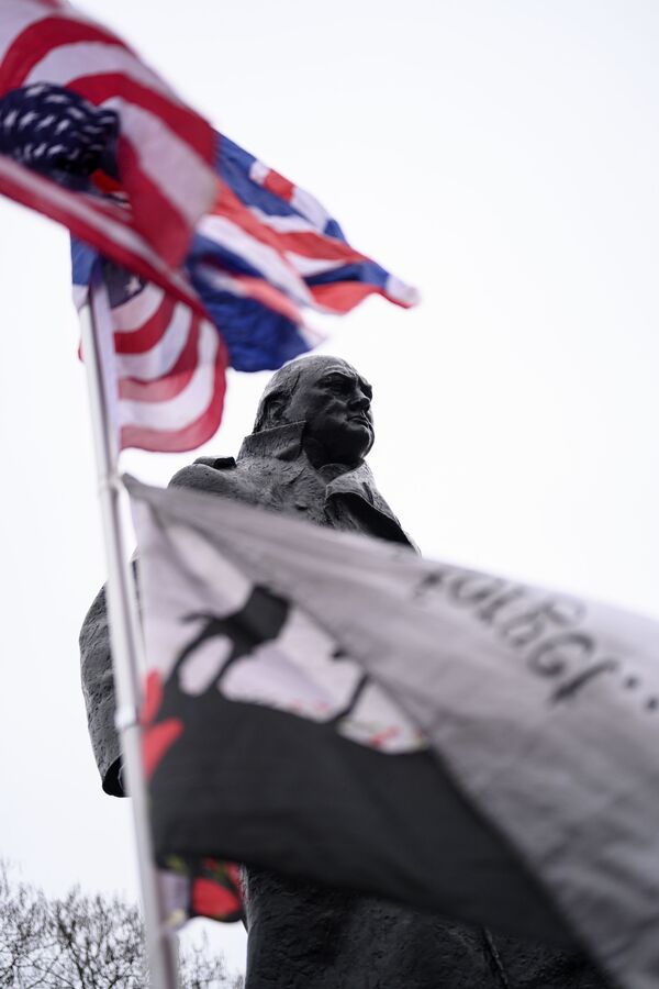 Памятник Уинстону Черчиллю на площади Парламента в Лондоне вблизи Вестминстерского дворца, где проходят торжественные мероприятия, посвященные выходу Великобритании из ЕС (Brexit Party). - Sputnik Латвия