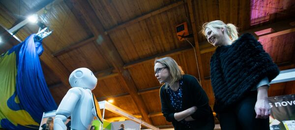 На стенде Огре гостей встречает робот - Sputnik Латвия