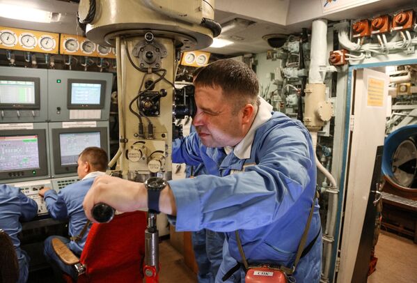 Старший помощник командира корабля на центральном посту атомной подводной лодки К-535 Юрий Долгорукий - Sputnik Латвия
