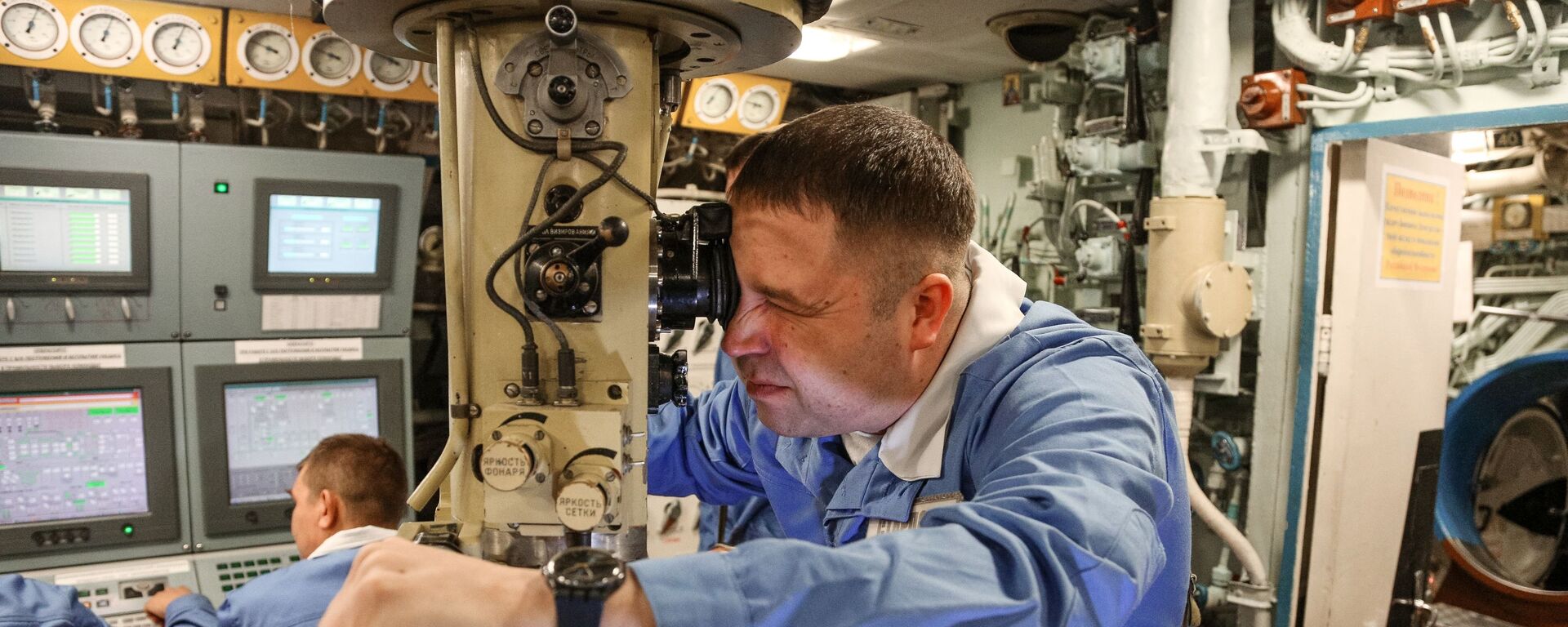 Старший помощник командира корабля на центральном посту атомной подводной лодки К-535 Юрий Долгорукий - Sputnik Латвия, 1920, 02.11.2025