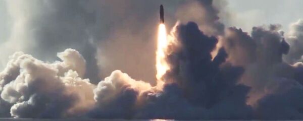 Запуск ракеты Булава по полигону Кура с подводного крейсера Юрий Долгорукий в Белом море Запуск ракеты Булава по полигону Кура с подводного крейсера Юрий Долгорукий в Белом море - Sputnik Latvija