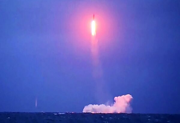 Пуск баллистической ракеты «Синева» с борта РПКСН «Верхотурье» - Sputnik Латвия