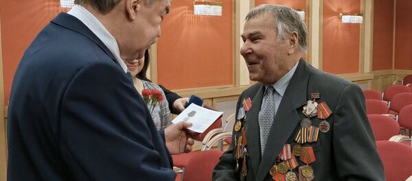 Не позволим переписать историю: посол России в Латвии вручил ветеранам памятные медали - Sputnik Латвия