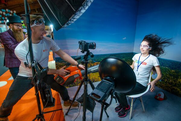 На стенде Сигулды посетителям предлагали сделать необычные снимки с помощью воздуходовки - Sputnik Латвия
