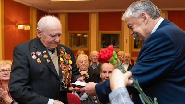 Посол РФ в Латвии Евгений Лукьянов вручает ветеранам медали к 75-летию Победы - Sputnik Латвия