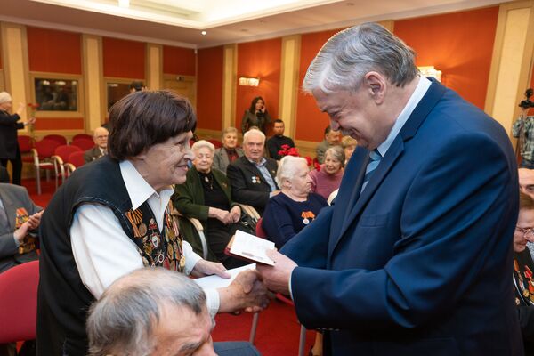 Живущим в Латвии ветеранам вручают медали в честь 75-летия Победы - Sputnik Латвия