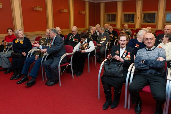 Живущим в Латвии ветеранам вручают медали в честь 75-летия Победы - Sputnik Латвия