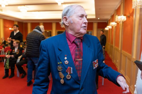 Живущим в Латвии ветеранам вручают медали в честь 75-летия Победы - Sputnik Латвия