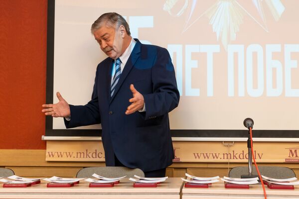 Живущим в Латвии ветеранам вручают медали в честь 75-летия Победы - Sputnik Латвия