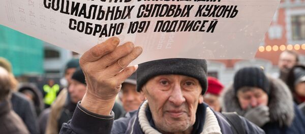 Пикет против закрытия пунктов бесплатной раздачи горячего питания - Sputnik Латвия