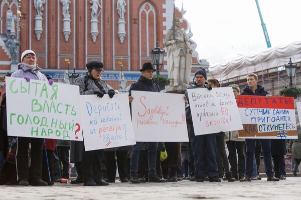 Митинг против бедности в Риге: Латвию назвали фашистским государством - Sputnik Латвия