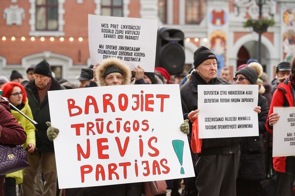 Митинг против бедности в Риге: Латвию назвали фашистским государством - Sputnik Латвия