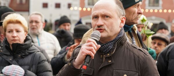 Мирослав Митрофанов на пикете против закрытия пунктов бесплатной раздачи горячего питания Мирослав Митрофанов на пикете против закрытия пунктов бесплатной раздачи горячего питания - Sputnik Латвия