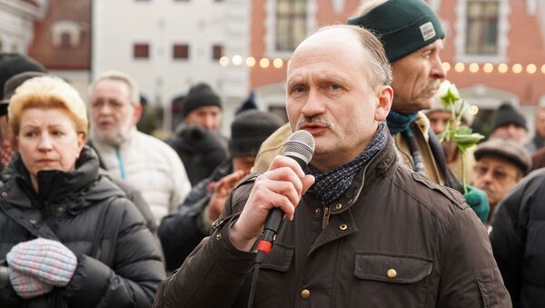 Мирослав Митрофанов на пикете против закрытия пунктов бесплатной раздачи горячего питания - Sputnik Латвия
