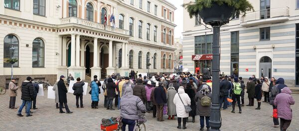 Пикет у Рижской думы против закрытия пунктов бесплатной раздачи горячего питания Пикет у Рижской думы против закрытия пунктов бесплатной раздачи горячего питания - Sputnik Latvija