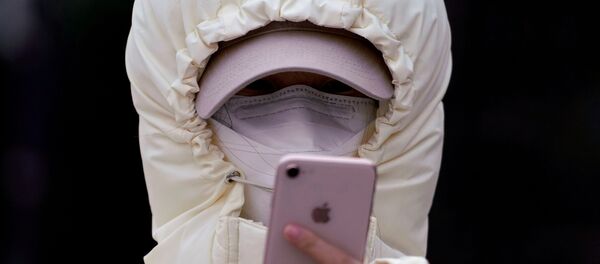 Женщина в маске в Шанхае - Sputnik Латвия