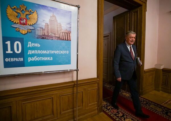 Удар по бизнесу с Россией срикошетил в СМИ: посол РФ в Латвии о свободе слова - Sputnik Латвия