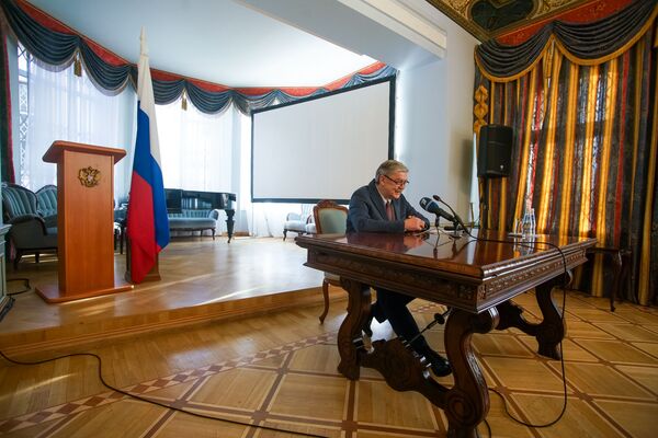 Удар по бизнесу с Россией срикошетил в СМИ: посол РФ в Латвии о свободе слова - Sputnik Латвия