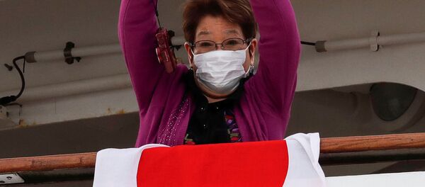 Пассажирка в медицинской маске на борту круизного лайнера Diamond Princes, помещенного в карантин у японского порта Йокогама - Sputnik Латвия