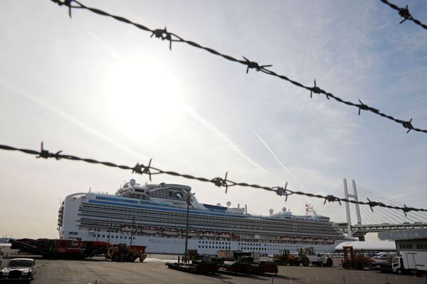 Круизный лайнер Diamond Princes с зараженными коронавирусом пассажирами у японского порта Йокогама - Sputnik Латвия