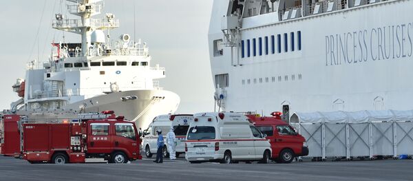 Пожарные машины и кареты скорой помощи у круизного лайнера Diamond Princes, помещенного в карантин у японского порта Йокогама - Sputnik Латвия