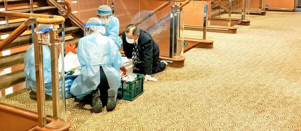 Люди в спецодежде на борту круизного лайнера Diamond Princes, помещенного в карантин у японского порта Йокогама Люди в спецодежде на борту круизного лайнера Diamond Princes, помещенного в карантин у японского порта Йокогама - Sputnik Latvija