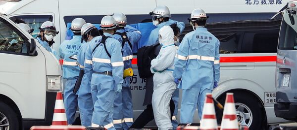 Пожарные в защитных костюмах помещают в машину скорой помощи заболевших пассажиров круизного лайнера Diamond Princes, помещенного в карантин у японского порта Йокогама Пожарные в защитных костюмах помещают в машину скорой помощи заболевших пассажиров круизного лайнера Diamond Princes, помещенного в карантин у японского порта Йокогама - Sputnik Latvija