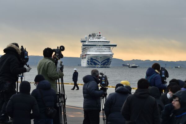 Фотографы и корреспонденты на фоне круизного лайнера Diamond Princes, помещенного в карантин у японского порта Йокогама - Sputnik Латвия