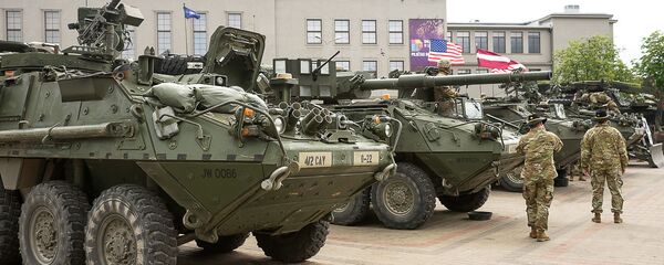 Тяжелая военная техника США в Даугавпилсе в 2016 году - Sputnik Латвия