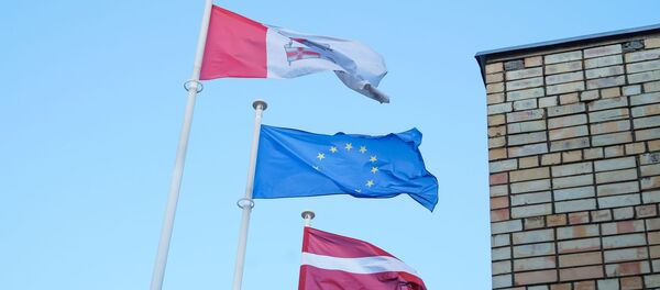 Флаги Даугавпилсского края, Евросоюза и Латвии Флаги Даугавпилсского края, Евросоюза и Латвии - Sputnik Латвия
