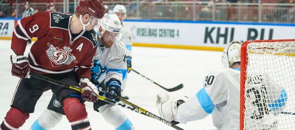 Нападающий Динамо (Рига) Картер Эштон у ворот Динамо Минск - Sputnik Латвия