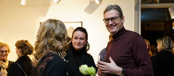 Гости вернисажа - политик Мартиньш Бондарс с супругой – художницей Иевой Бондаре. Гости вернисажа - политик Мартиньш Бондарс с супругой – художницей Иевой Бондаре. - Sputnik Latvija