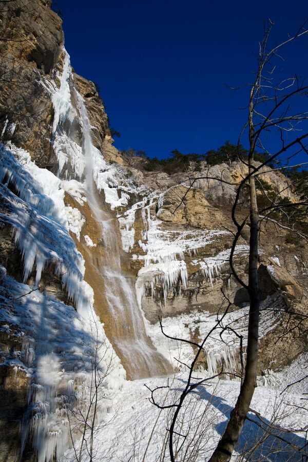 Замерзший стометровый водопад Учан-Су в Крыму - Sputnik Латвия