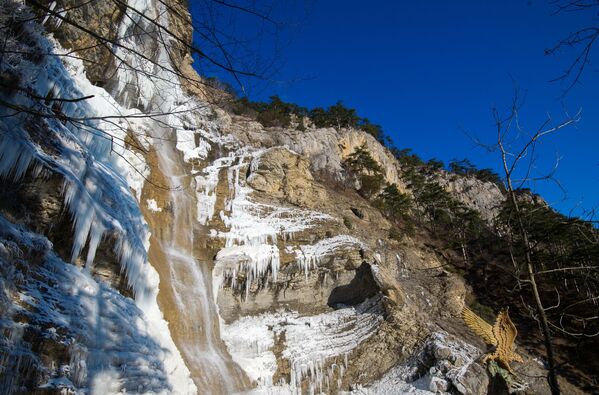 Замерзший стометровый водопад Учан-Су в Крыму - Sputnik Латвия
