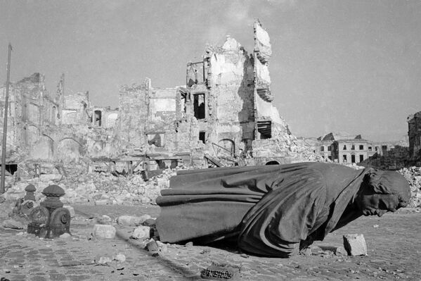 Руины города Дрездена, пострадавшего от воздушного налета американской авиации - Sputnik Латвия