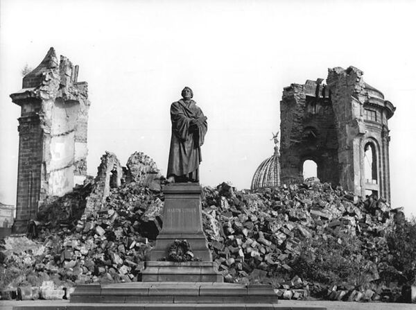 Руины Фрауэнкирхе с фигурой Мартина Лютера - Sputnik Латвия